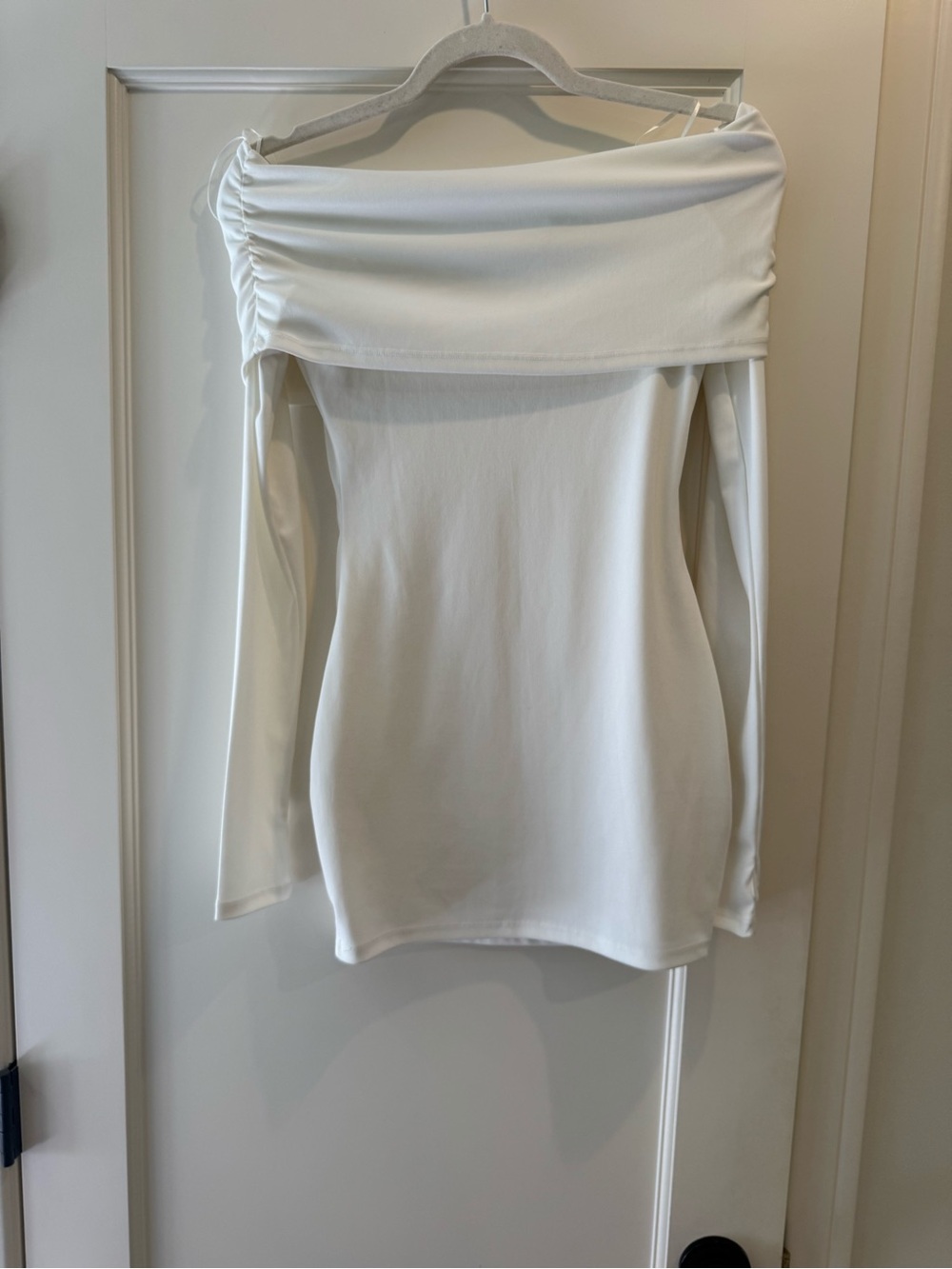 Lioness Off-Shoulder Long-Sleeve Tunic in White
